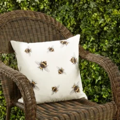 Saro Lifestyle Charming Bumble Bee Outdoor Pillow With Poly Fill, 18"x18", Off-White 6 Saro Lifestyle Charming Bumble Bee Outdoor Pillow With Poly Fill, 18"x18", Off-White -Winter Glow Store GUEST 890fb967 54b5 4fe8 9dac 5538eb821127